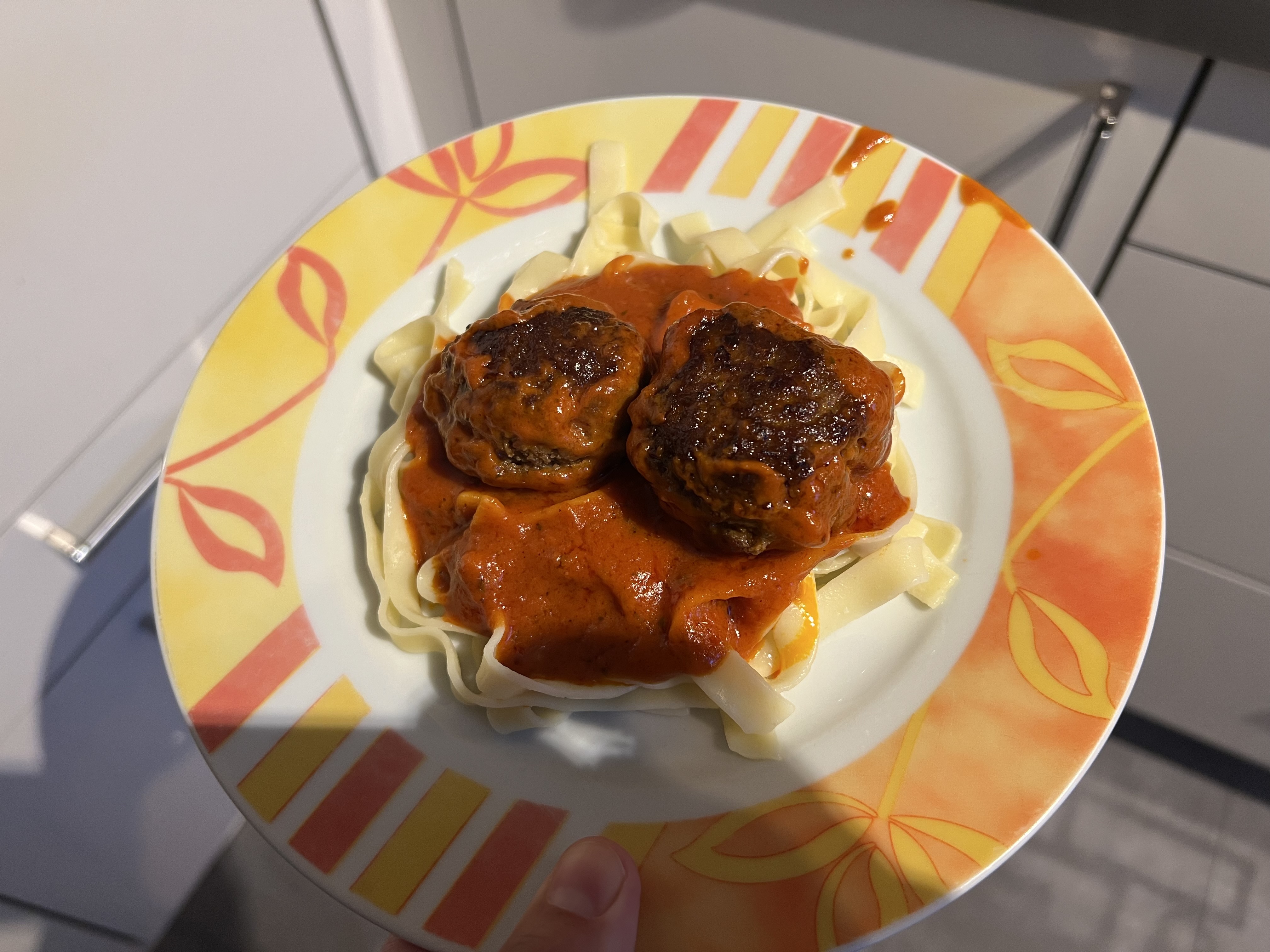 Hackbällchen mit Tomatensoße und Bandnudeln 1